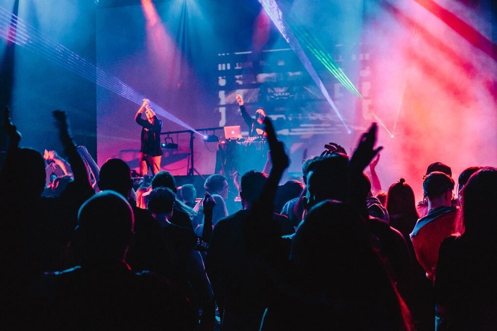 How a Bilingual Emcee Singapore Engages Every Audience With Ease